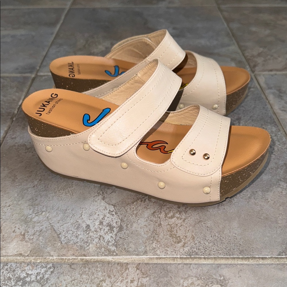 NWOT UO Women's Beige Tan Wedge Platform Sandals